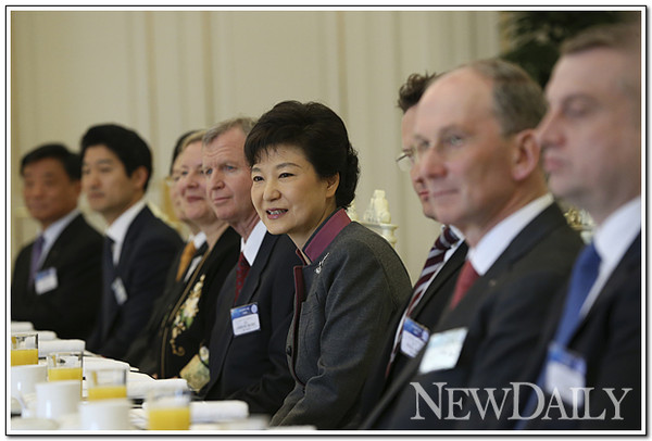▲ 지난 11일 외국인 투자자들과 청와대 오찬을 함께 한 박근혜 대통령 ⓒ 자료사진