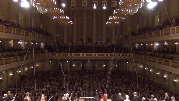 ▲ 베를린 콘체르트하우스 메인홀을 가득 메운 청중들. 특히 이날 실황공연 녹음을 위해 설치된 12개의 마이크들이 눈에 들어온다.ⓒ