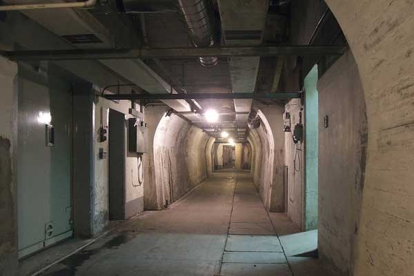 ▲ 2차 세계대전 이후 대부분의 나라는 더 이상 요새를 만들지 않는다. 하지만 '방어'를 더 중시하는 스위스 같은 나라는 여전히 '요새'를 운영하고 있다. 사진은 스위스의 요새 내부.