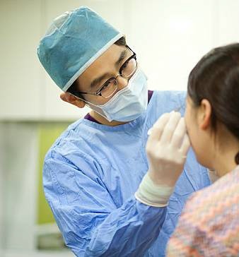 ▲ ⓒ시술 중인 박일 원장.