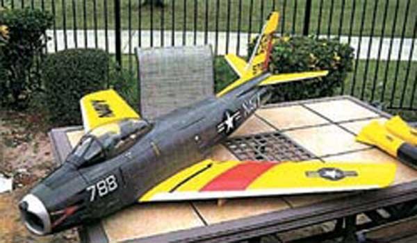 ▲ 레즈완 페르도소가 美국방부(펜타곤)와 국회의사당 공격에 사용하려 했던 무선조종(RC) 비행기 F-86 세이버(Sabre). 여기에 C4 폭탄을 채워 공격하려 했다.