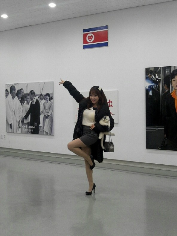 ▲ 낸시랭 일행이 박정희 대통령, 육영수 여사, 박근혜 대통령 사진 위에 걸어놓은 북한 인공기가 눈에 띈다.