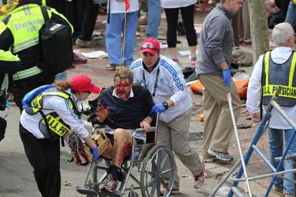 ▲ 보스턴 마라톤 폭탄 테러 이후 이송되는 부상자들.