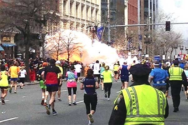 ▲ 보스턴 폭탄테러 당시 관람객의 캠코더에 찍힌 장면. 군용폭약은 저런 화염이 일어나지 않는다.