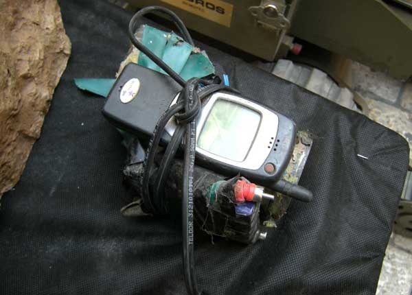 ▲ 이라크 전쟁 당시 수거된 급조폭발물(IED)의 모습. 이 휴대전화로 전화를 걸면 폭탄이 터진다.