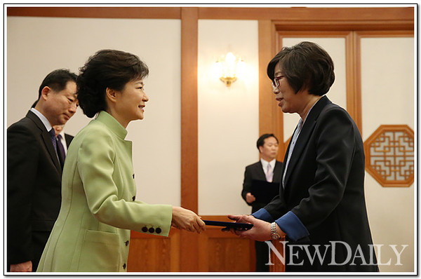 ▲ 박근혜 대통령이 17일 오전 청와대에서 윤진숙 해양수산부 장관에게 임명장을 수여하고 있다. ⓒ 뉴데일리