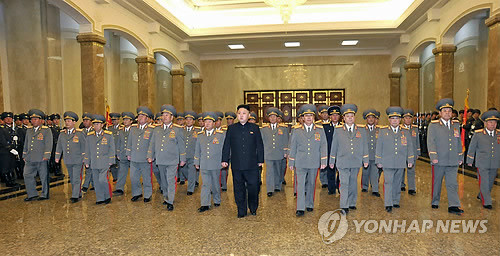 ▲ 김일성 생일날 금수산궁전에 참배하는 김정은과 군부수뇌들.