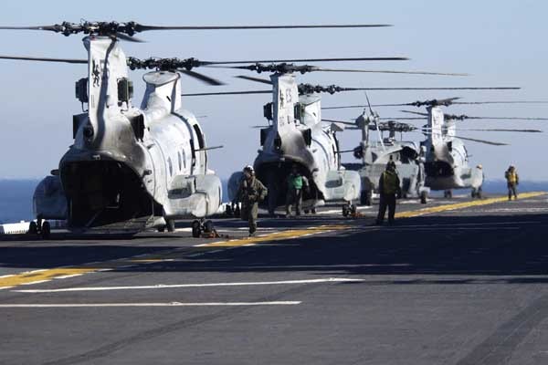 ▲ 美해병대가 WASP급 강습상륙함에서 CH-46 시나이트 헬기로 상륙작전을 준비하고 있다. 우리 군도 2020년을 전후로 이런 훈련을 할 수 있게 된다.