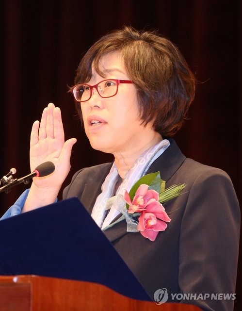 ▲ 진통끝에 임명장을 받은 윤진숙 해양수산부장관이 17일 오후 정부세종청사에서 열린 취임식에서 선서를 하고 있다. ⓒ연합뉴스