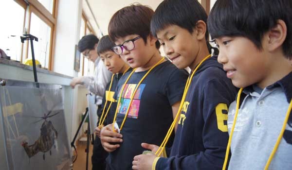 ▲ 방사청이 제공한 전시물을 보고 있는 유촌 초교 학생들.
