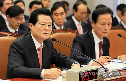 ▲ 허태열 대통령 비서실장(가운데)이 18일 오후 국회 운영위 전체회의에 출석, 의원들의 질의에 답하고 있다. 오른쪽은 김장수 국가안보실장. ⓒ 연합뉴스