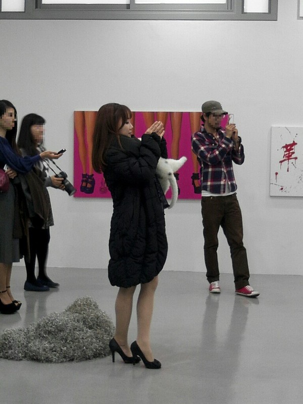 ▲ 박정희 대통령과 육영수 여사를 조롱하는 퍼포먼스를 촬영 중인 낸시랭.