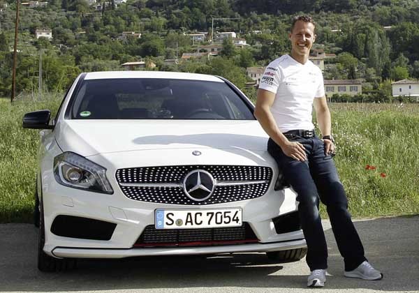 ▲ 벤츠의 소형차 'A클래스'와 포즈를 취한 '미하엘 슈마허.'
