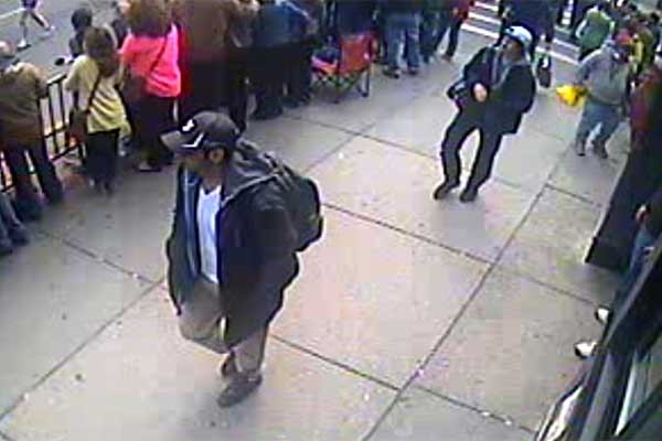 ▲ 美FBI가 공개한 보스턴 테러 용의자. 검은모자를 쓴 용의자는 중동계 또는 히스패닉, 모자를 돌려쓴 용의자는 백인으로 추정된다.