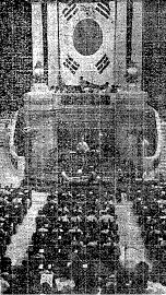 ▲ 중앙청청사(구 총독부청사)에서 열린 제헌국회.(1948.7)