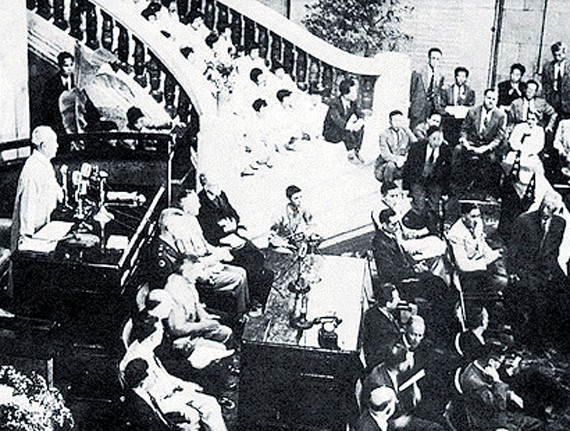 ▲ 중앙청청사(구 총독부청사)에서 열린 제헌국회 개원식. 왼쪽 단상에 초대국회의장 이승만.