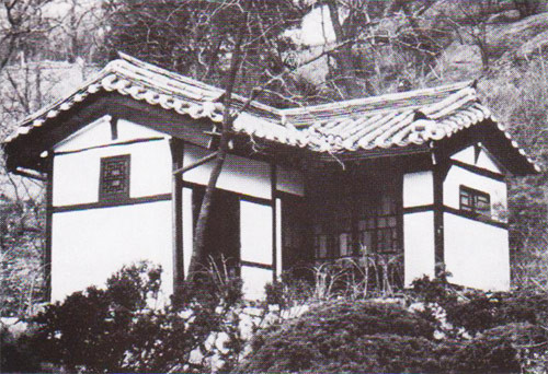 ▲ 1948년 8월 이승만 건국 대통령이 건국내각을 구성한 이화장내 외딴 집. 그후 '조각당(組閣堂)'으로 이름 붙여지고 현판도 달았다.(아래)