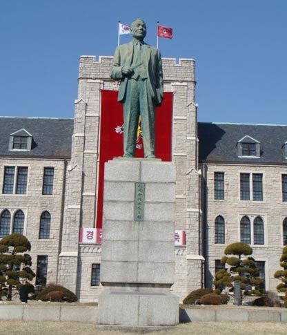 ▲ 고려대학교 설립자인 한민당 당수 인촌 김성수의 동상.(고려대구내)