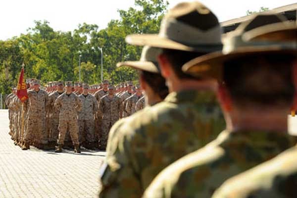 ▲ 美해병대원들을 반기는 호주 육군. 호주도 해병대 창설을 준비하고 있다.