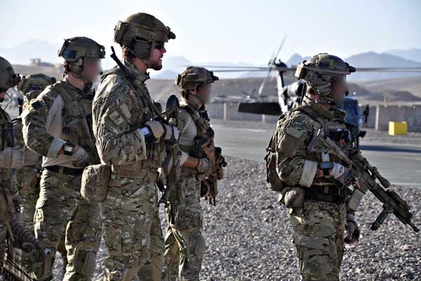 ▲ 아프가니스탄에서 작전 중인 호주 'SASR' 요원들. CIA를 도와 많은 비밀작전을 수행했다. 미군이 가격문제로 채용하지 못한 '멀티캠' 군복을 입고 있다.