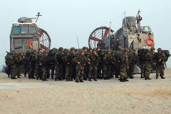 ▲ 美해병대와의 연합작전을 위해 美해군의 상륙용 공기부양정(LCAC) 앞에서 대기 중인 한국 해병대 1사단 장병들.