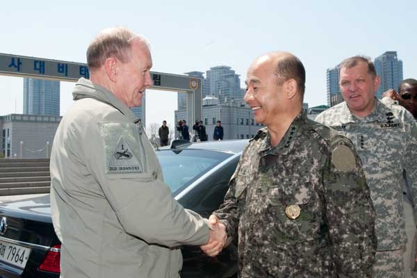 ▲ 정승조 합참의장이 마틴 뎀시 美함참의장을 환영하며, 악수를 나누고 있다.