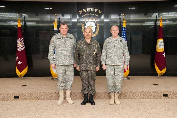 ▲ 합참 청사에서 포즈를 취한 제임스 D. 서먼 한미연합사령관, 정승조 합참의장, 마틴 뎀시 美합참의장(왼쪽부터).