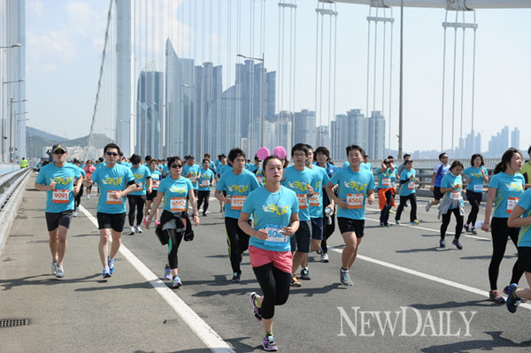 ▲ 광안대교 위를 달리는 참가자들.ⓒ아디다스 제공