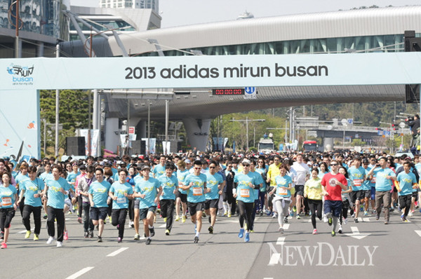▲ 부산시립미술관 앞에서 출발하는 참가자들.ⓒ아디다스 제공