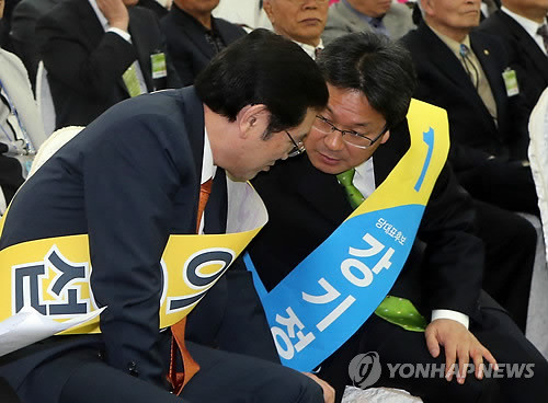 ▲ 민주통합당 이용섭, 강기정 당대표 후보가 22일 오후 청주시 명암타워 컨벤션센터에서 열린 합동연설회에서 조용히 귀엣말을 나누고 있다. ⓒ연합뉴스