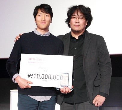 ▲ ⓒ왼쪽부터 대상을 수상한 김찬년 감독, 심사위원장 봉준호 감독.