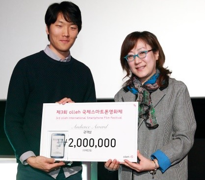 ▲ ⓒ왼쪽부터 대상을 수상한 김찬년 감독, KT 박혜정 마케팅본부장.