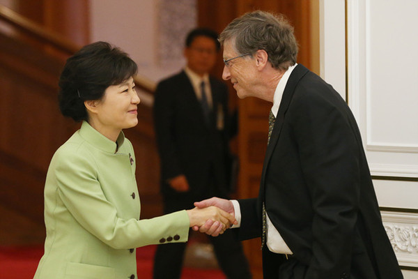 ▲ 박근혜 대통령은 22일 빌 게이츠 테라파워 회장 일행을 청와대에서 접견했다. ⓒ 청와대 제공