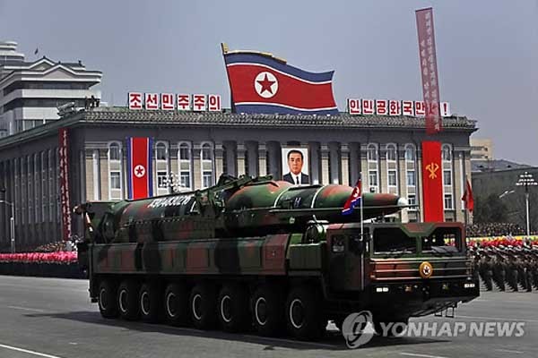 ▲ 북한 '무수단' 미사일과 발사차량. 지금까지 발사시험을 한 적은 없다. [사진: 연합뉴스]