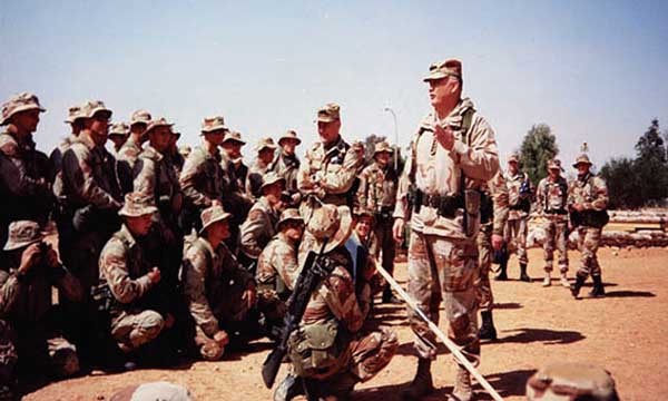 ▲ 이라크 침공 당시 스커드 미사일 '사냥'에 앞서 브리핑을 듣고 있는 '델타포스'. 연합군은 이들을 '스커드 헌터'라 불렀다.