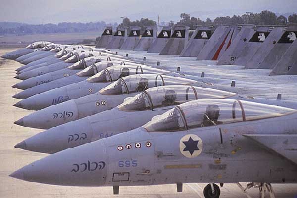 ▲ 이스라엘의 주력 전투기 'F-15I'가 활주로에 대기하고 있다. 'F-15I' 또한 핵무기를 사용할 수 있다.