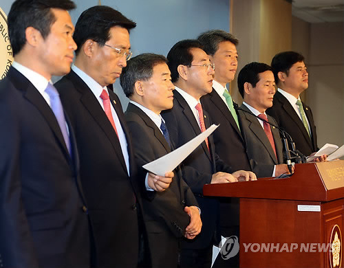 ▲ 국회 농림축산식품해양수산위원회 소속 야당 의원들이 22일 국회 정론관에서 기자회견을 열고 윤진숙 해양수산부장관의 업무보고를 거부한다고 밝히고 있다. ⓒ연합뉴스