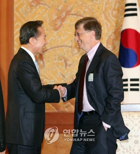 ▲ 지난2008년 이명박 대통령이 청와대에서 빌 게이츠 마이크로소프트 회장을 접견, 악수하고 있다. ⓒ 연합뉴스