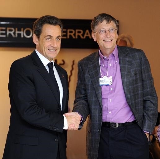 ▲ 빌 게이츠 회장이 과거 니콜라 사르코지 전 프랑스 대통령과 악수하는 모습. ⓒ 자료사진