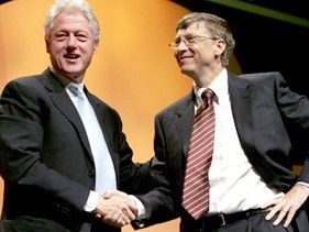 ▲ 빌 게이츠 회장이 과거 빌 클린턴 전 미국 대통령과 악수하는 모습. ⓒ 자료사진