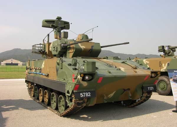▲ '따라잡기식 무기개발'의 대표적인 사례 K-30 비호 자주대공포. 오리콘 대공포와 K-200 장갑차 차대를 결합한 것으로 1983년 개발을 시작해 1996년에야 완성했다. 사거리가 짧은 편이다..
