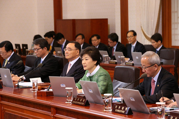 ▲ 박근혜 대통령은 23일 “교과서 외에는 절대 (시험에) 출제하지 않겠다고 하겠다는 원칙이 지켜져야 한다”고 말했다. ⓒ 뉴데일리 (청와대 제공)