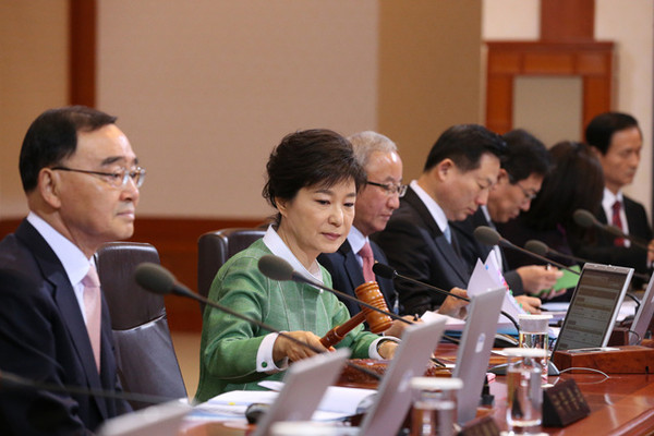 ▲ 박근혜 대통령은 23일 “교과서 외에는 절대 (시험에) 출제하지 않겠다고 하겠다는 원칙이 지켜져야 한다”고 말했다. ⓒ 뉴데일리 (청와대 제공)