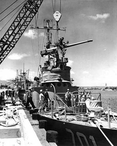 ▲ '백두산'함을 구입한 뒤 육군이 사용하던 75mm포를 장착 중인 해군장병들의 모습.