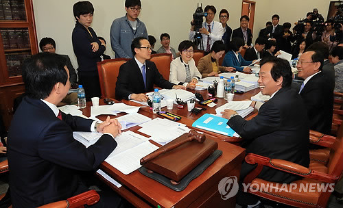 ▲ 23일 국회 환경노동위원회 법안심사소위에 참석한 여야 의원들이 공공ㆍ민간 부문 근로자의 정년 60세 의무화를 오는 2016년부터 단계적으로 시행하는 내용의 '정년 60세 연장법'에 관한 논의를 벌이고 있다. ⓒ연합뉴스