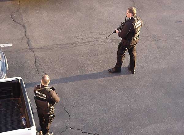 ▲ 美연방보안관(U.S. Marshal)들이 만일의 상황에 대비해 경비를 서고 있다. 이들은 경호업무도 수행한다.