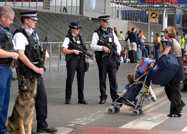▲ 지난 런던 올림픽 당시 테러에 대비해 히드로 공항에 배치된 영국 무장경찰. 과거 '바비(Bobby)'라고 부르던 영국 경찰도 테러 때문에 이렇게 변했다.