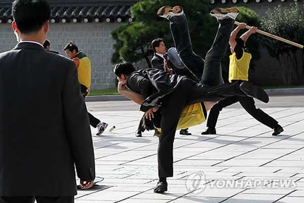 ▲ 해외 인사들 앞에서 시범을 보이는 청와대 경호요원들. '21세기형 암살자'는 총이나 흉기를 들고 돌진하지 않는다.