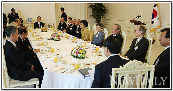 ▲ 13일 박근혜 대통령이 국가원로급 인사들을 청와대로 초청, 오찬을 함께 했다. 박 대통령 오른편에 앉은 사람이 이인호 전 러시아 대사. ⓒ 뉴데일리