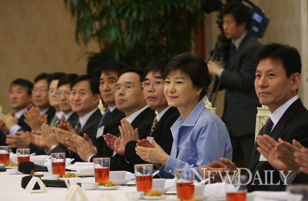 ▲ 13일 박근혜 대통령이 국가원로급 인사들을 청와대로 초청, 오찬을 함께 했다. 박 대통령 오른편에 앉은 사람이 이인호 전 러시아 대사. ⓒ 뉴데일리